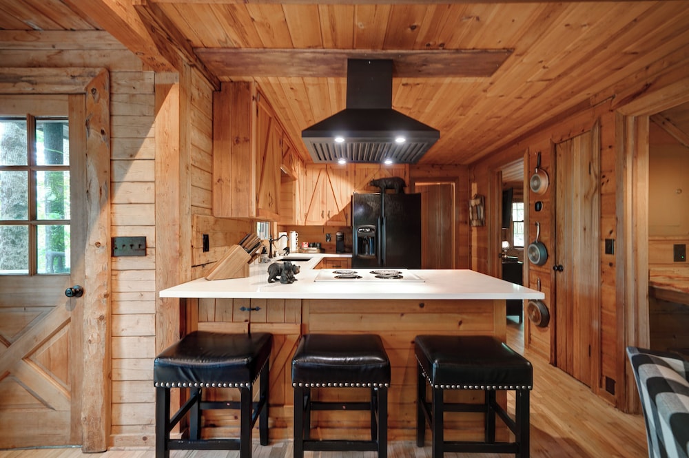The Guest House Historic Cabin in Big Canoe