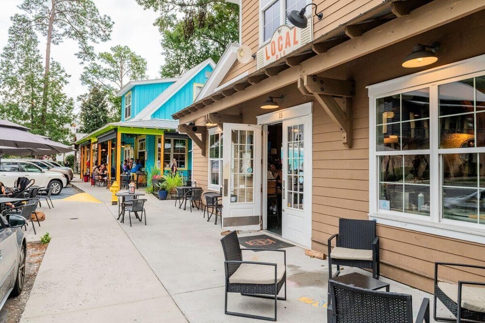 May River Breeze! 3-story Townhouse in Old Town's Promenade