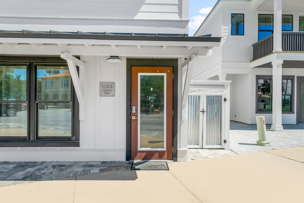 Pet Friendly Beach House - Marina View