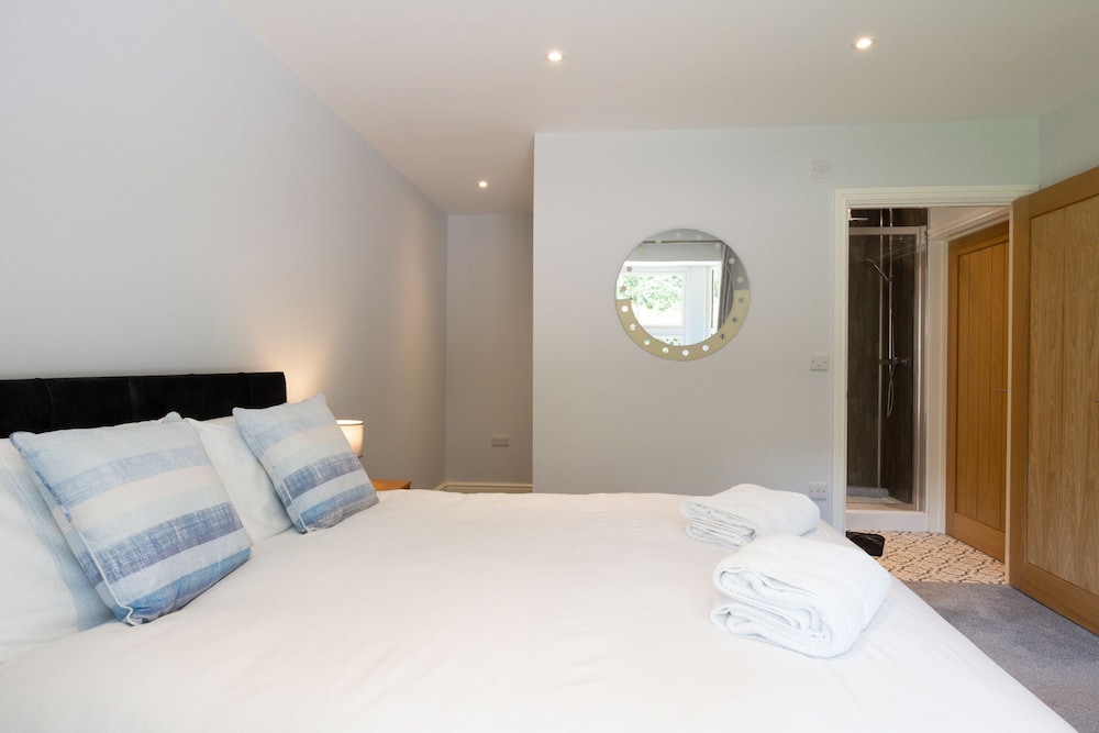 Field View 5-bed House - Free Parking view 3