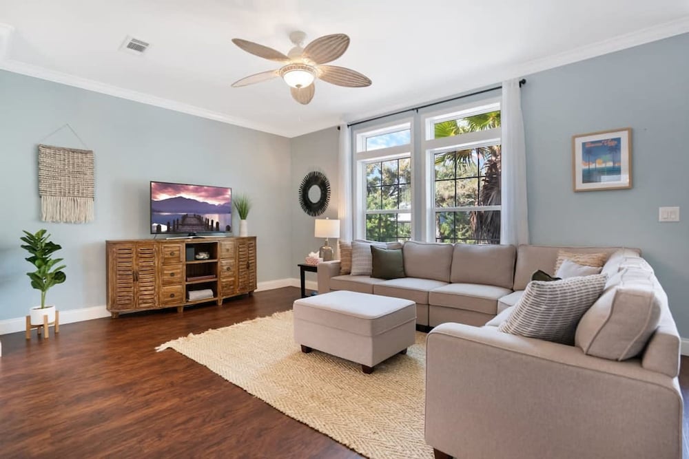 Heated Pool Beach Patio Lounge Near Downtown