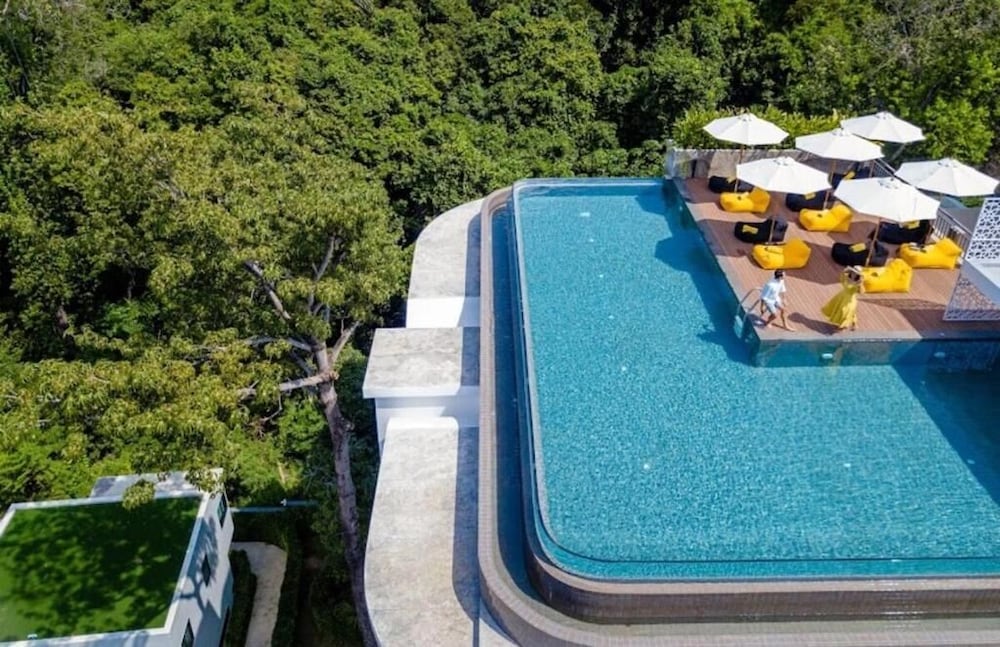 1BR Loft Pool Gym Walk to Naiharn C181