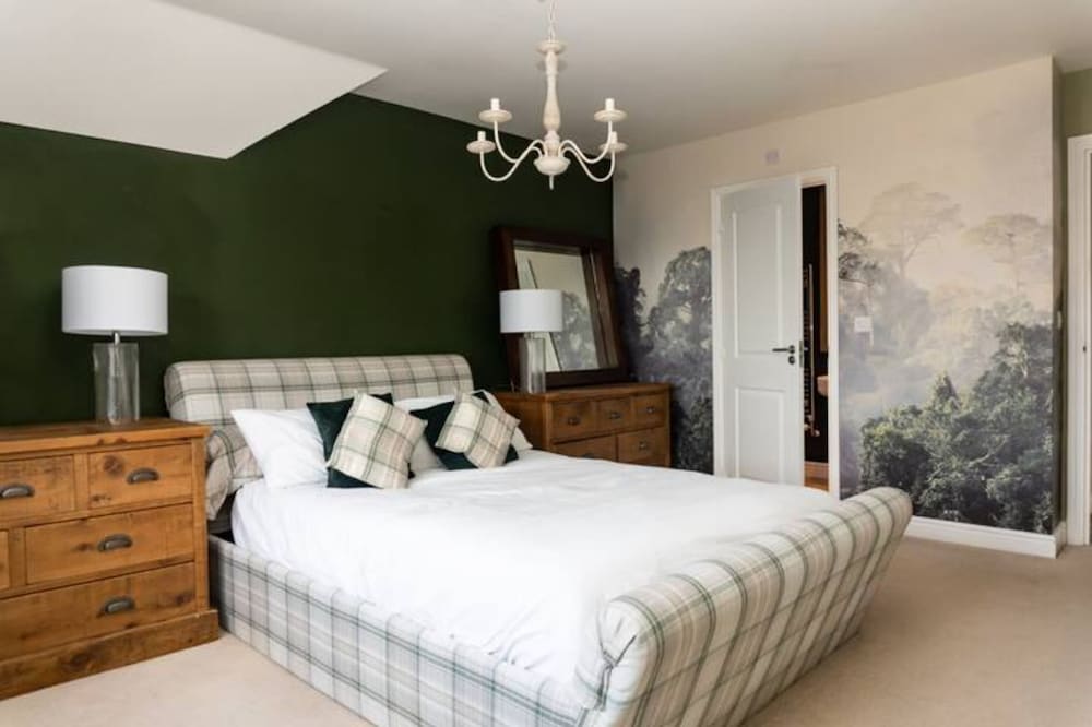 4 Bed-House Sleep 10-Parking-HotTub-Wifi view 2