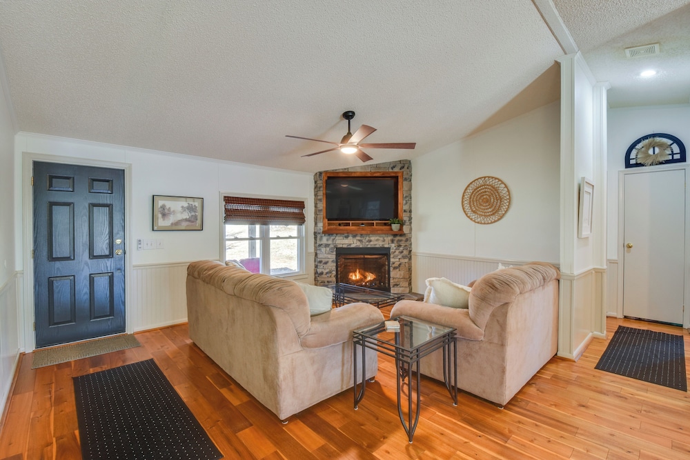 Deck, Grill & Dock Access: Lake Keowee Retreat!
