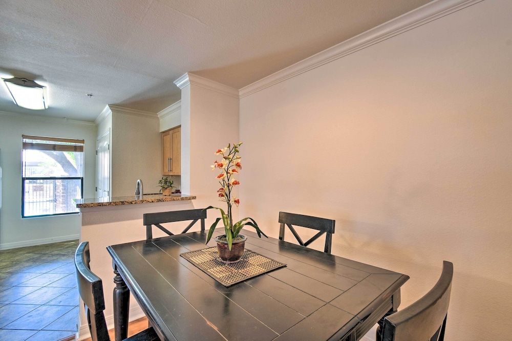 6 Mi to Downtown: Phoenix Condo w/ Pool Access!