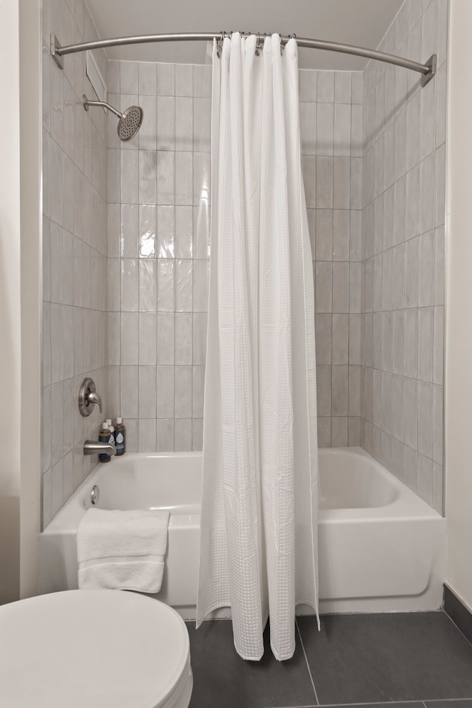 Near Riverwalk 2BR Private Balcony Downtown