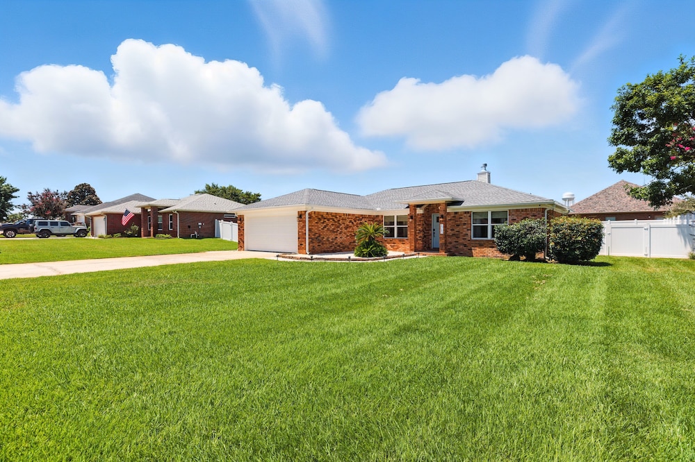 Sunny 3BR w/Hot Tub & Game Room Home