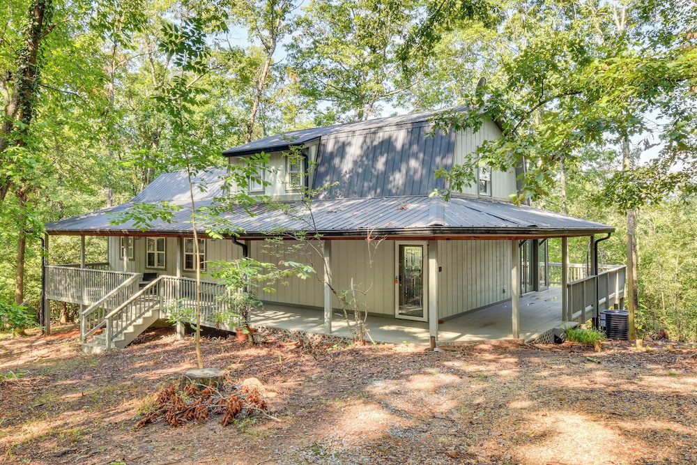 Woodsy Retreat w/ Deck & Views in Dahlonega!
