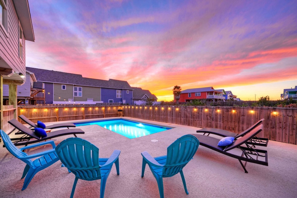 Sleeps 20! 2 Homes Near the Beach, Private Pools, Gameroom, Large Family Retreat