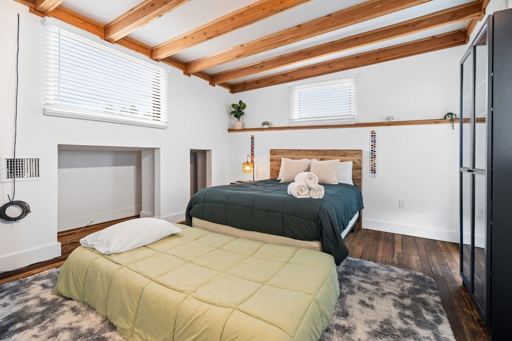 Luxury 7BR Hill Country Gem With Barndominium