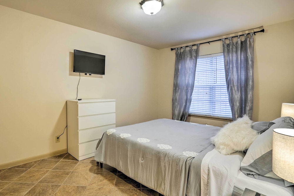 Cozy San Antonio Home w/ Patio, 1 Mi to Airport! view 3