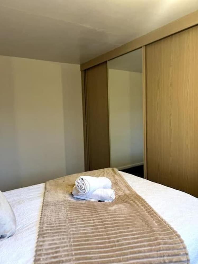 3 Bed House - Sleeps 6 - Parking - Wifi