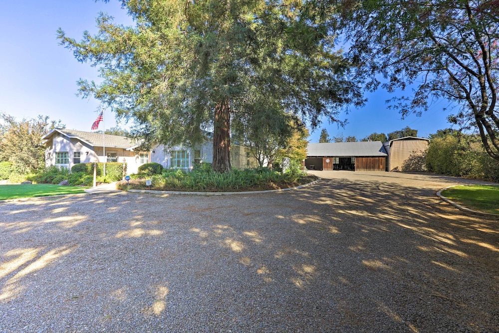 Chic Ranch-style Home on 33-acre Walnut Ranch - Property Image 7