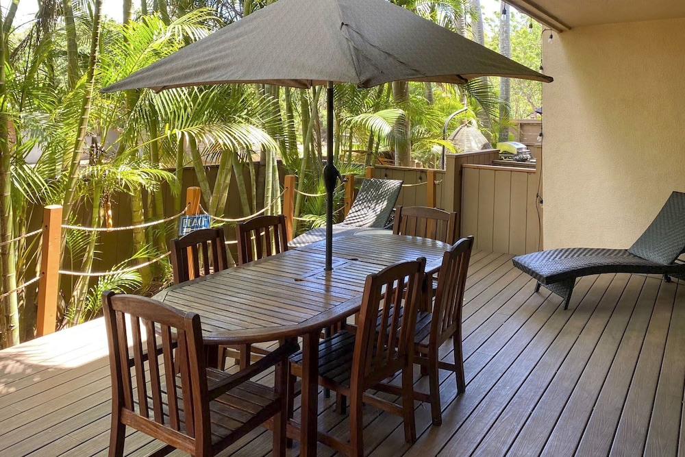 Bright & Airy Lahaina Condo - Walk to Beach!