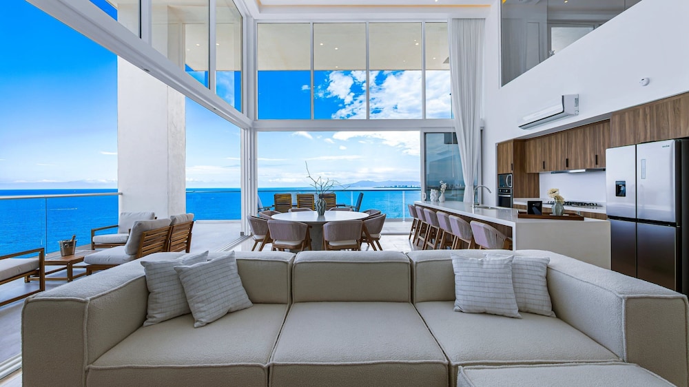 4BR Luxury Penthouse with Ocean Views