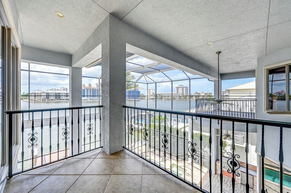 Waterfront Stunner: Effortless Elegance in Naples!