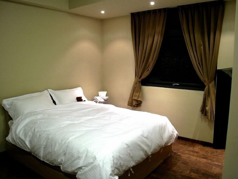 J.F Sleepless Ones Garden Hotel view 3