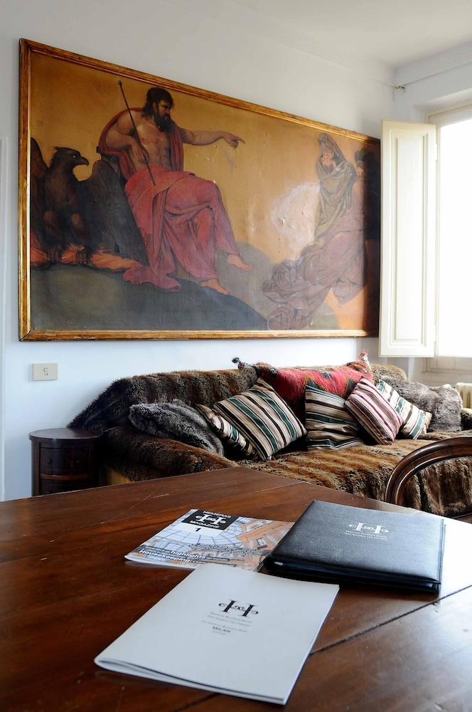 Charming Studio Apartment in Front of the Arno River