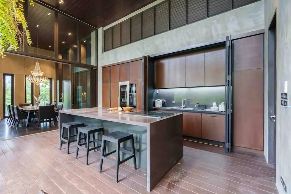 Luxury Modern Pool Jacuzzi Villa 5BR Thonglor
