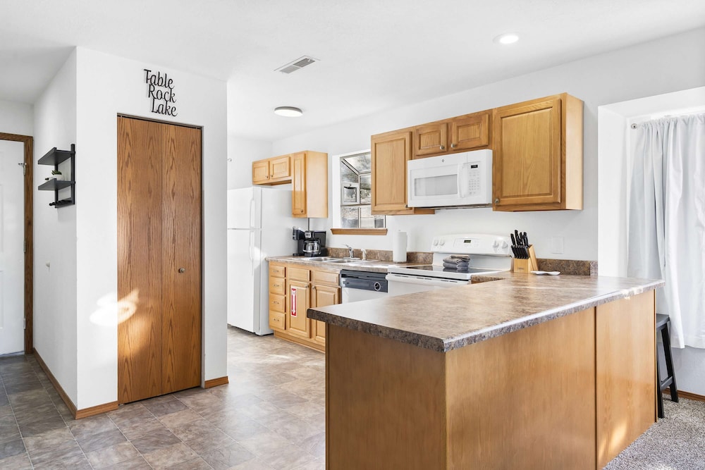 Scenic Lakeview Stay for 5!