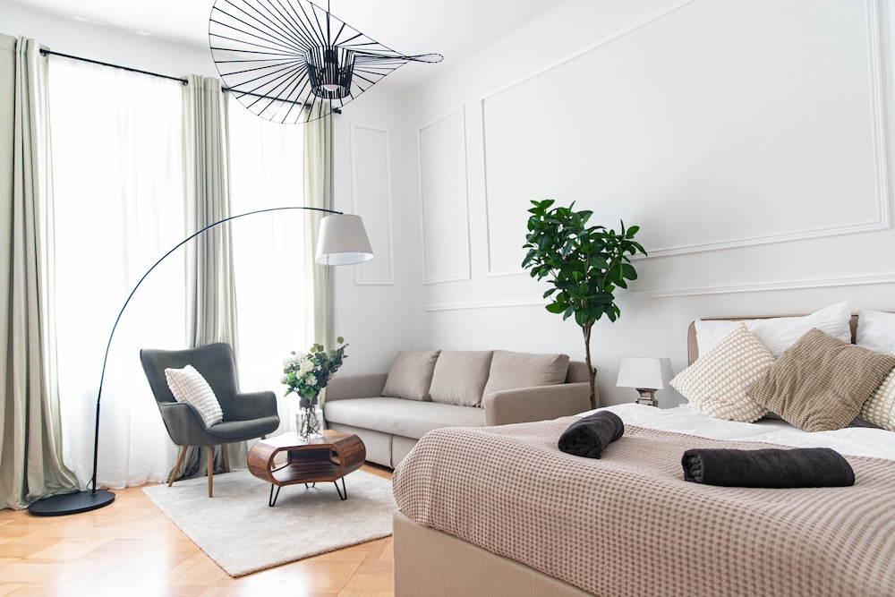 City Apartment - 5 min to Metro