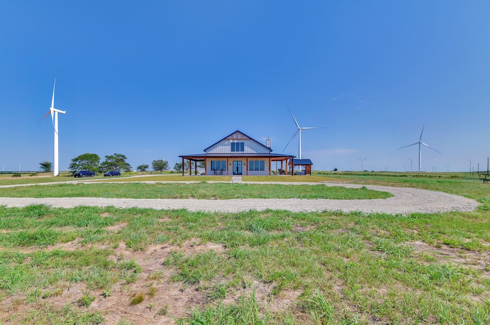 Rural Home w/ Hot Tub < 7 Mi to Winery & Golfing
