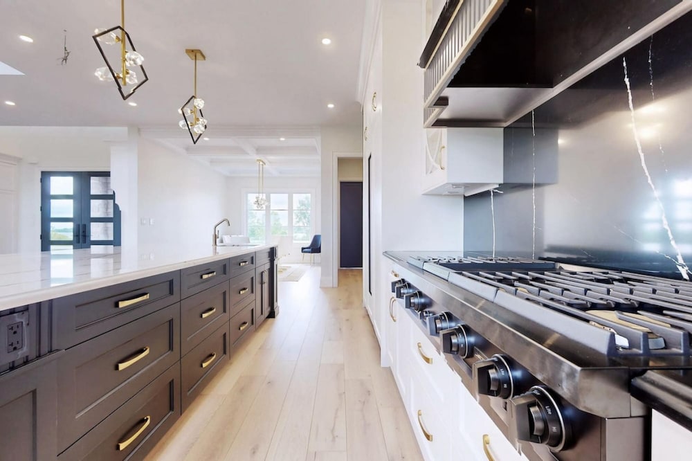 Lucky Mansion Luxury Villa in Fort Erie
