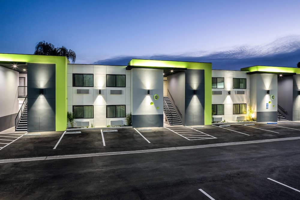 Motel 6 Canoga Park, CA - Property Image 3