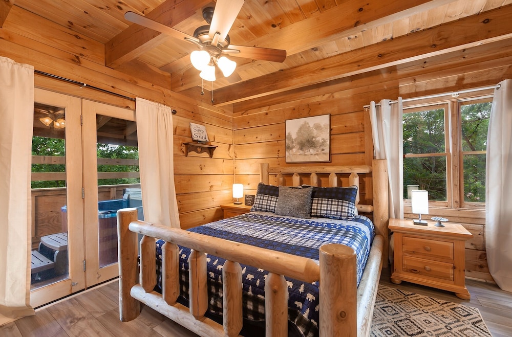 Pappy's Peak 2 Bedroom Cabin by RedAwning view 3