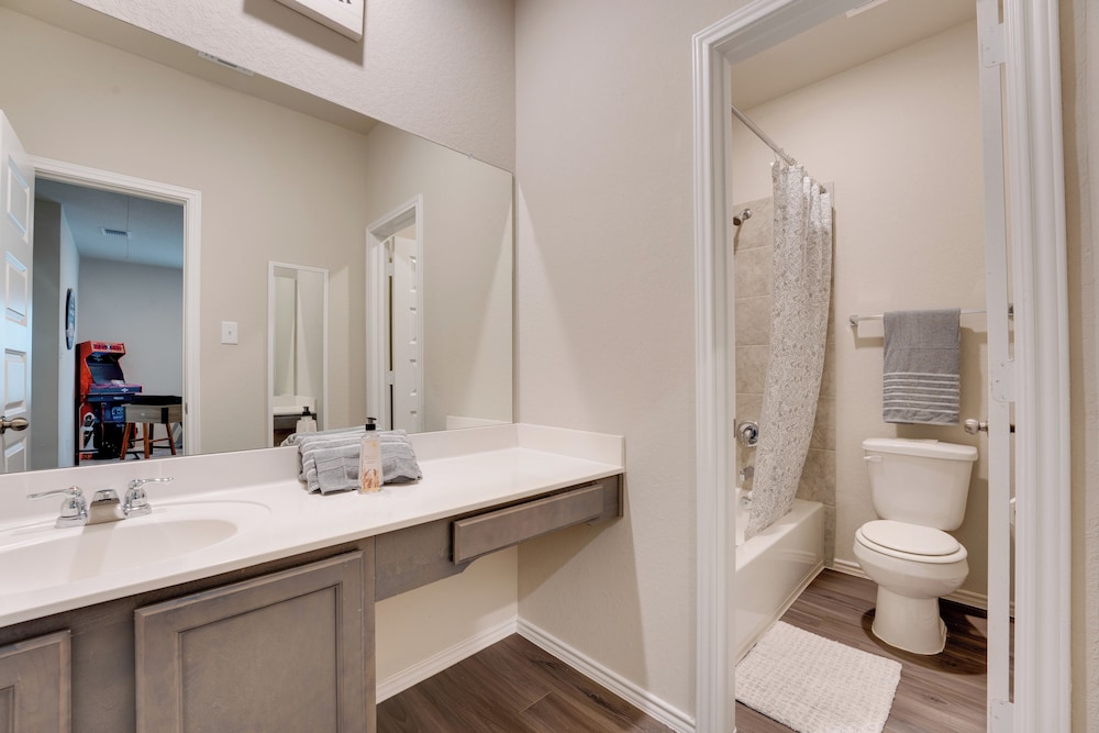 6 Mi to Lackland Afb: Hot Tub, Pool & Game Room!