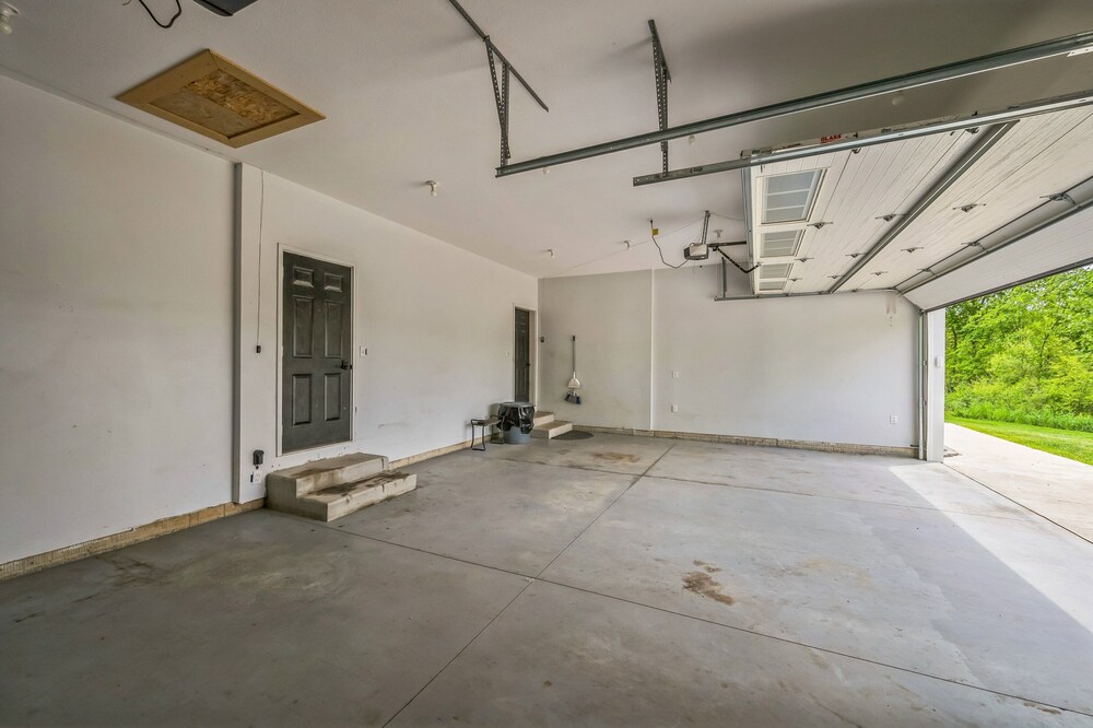 Lakeside Retreat With Hot Tub & Game Room 3 Bedroom Home