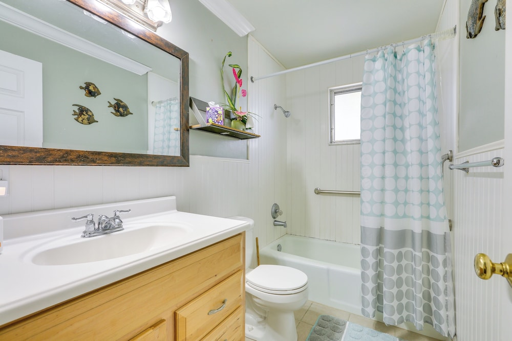 Steps to Shore: Sunny Fort Myers Beach Escape!