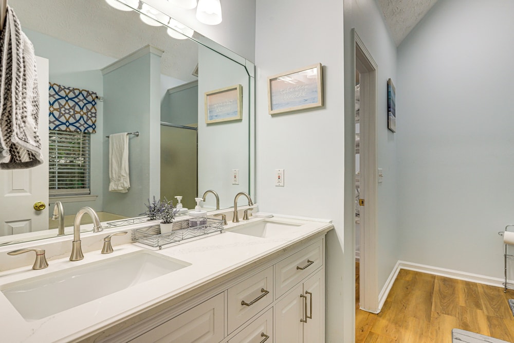 7 Mi to Dtwn Covington: Bright Home w/ Deck & Yard