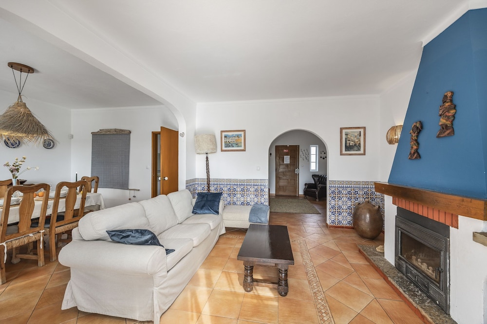 Muxima in Quelfes With 3 Bedrooms and 2 Bathrooms