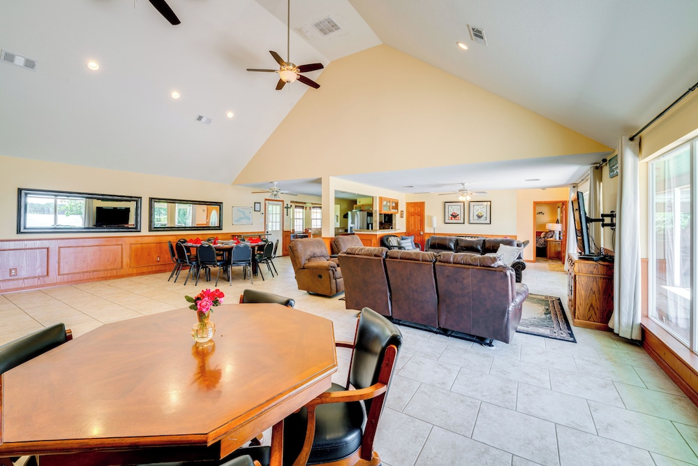 Sunrise Cove RC Llc: Lakefront Home w/ 2 Casitas!