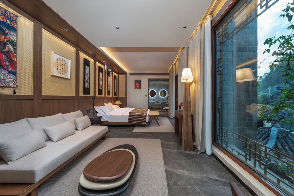 Fenghuang Yiquan River View B&B