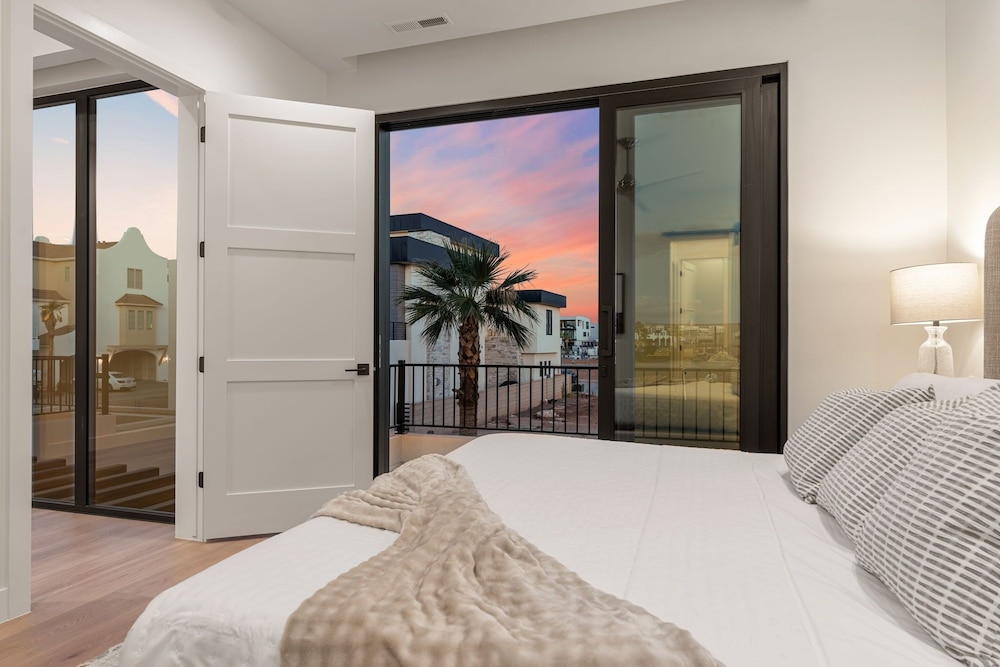 Lula Bay Lagoon House 8 Bedroom Home