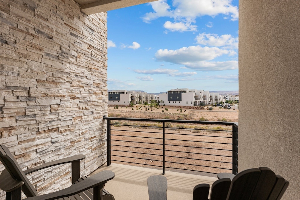 Canyon Country Oasis 6 Bedroom Townhouse