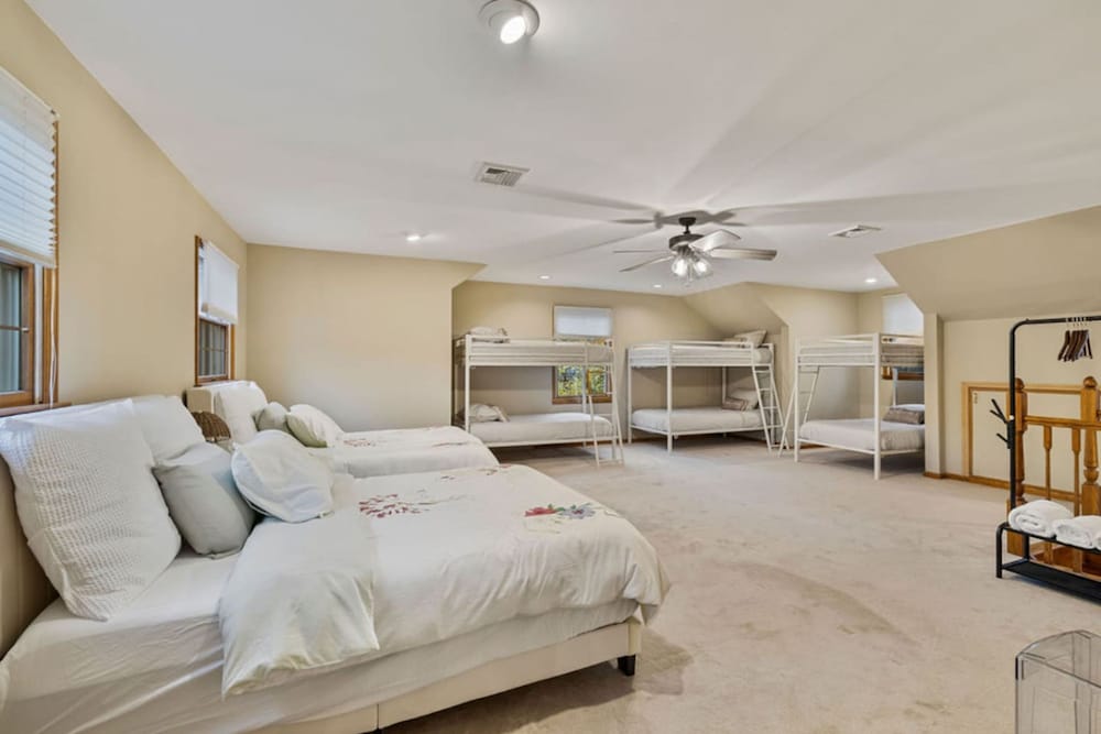 Peaceful Mini Mansion Sleeps 18