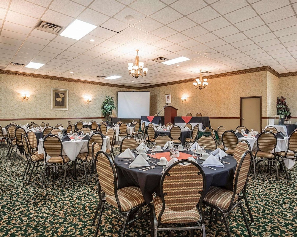 Red Deer Vacations - Quality Inn  Conference Centre - Property Image 11