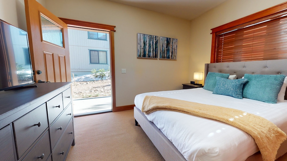 Red Slate Canyon - Modern 2-story Condo view 4