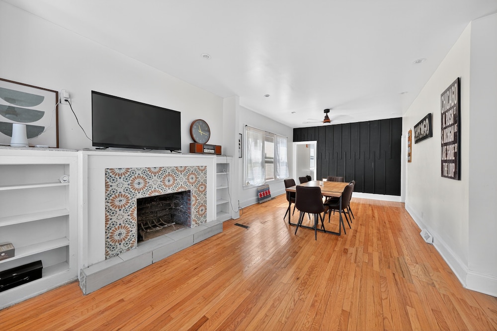 Chicago Getaway With Pool Table & Modern Comfort 3 Bedroom Home