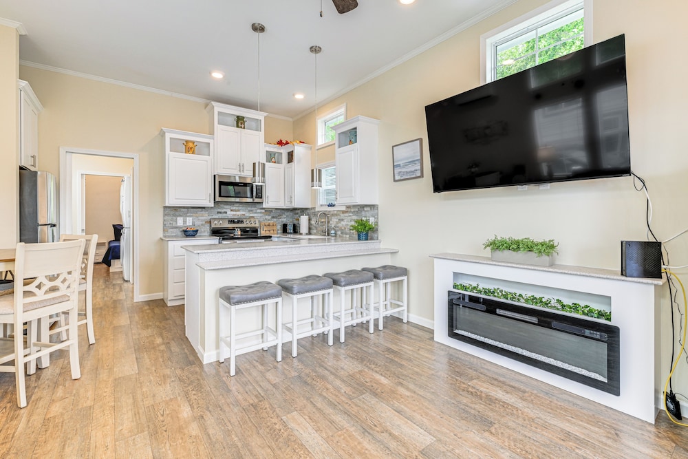 Work Close to Home at This Lake-view Retreat
