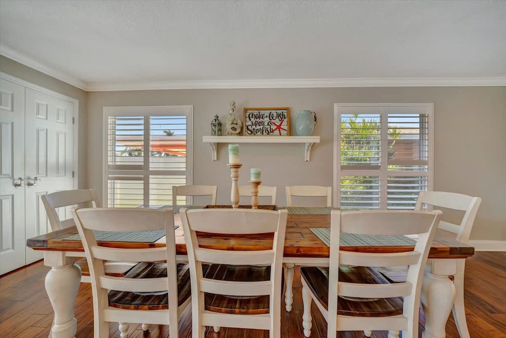 The Crown House 4b Pool Home 6 Mins to IR Beach