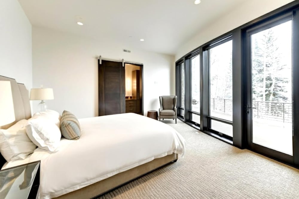 KBM Resorts Walk to Slopes, Sports Court, Private Home Theater, Sleeps 17, Outdoor Hot Tub Pco-184m