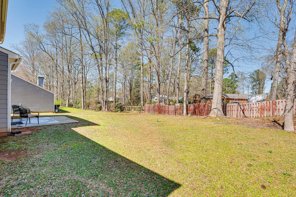 10 Mi to Six Flags: Austell Home w/ Expansive Yard