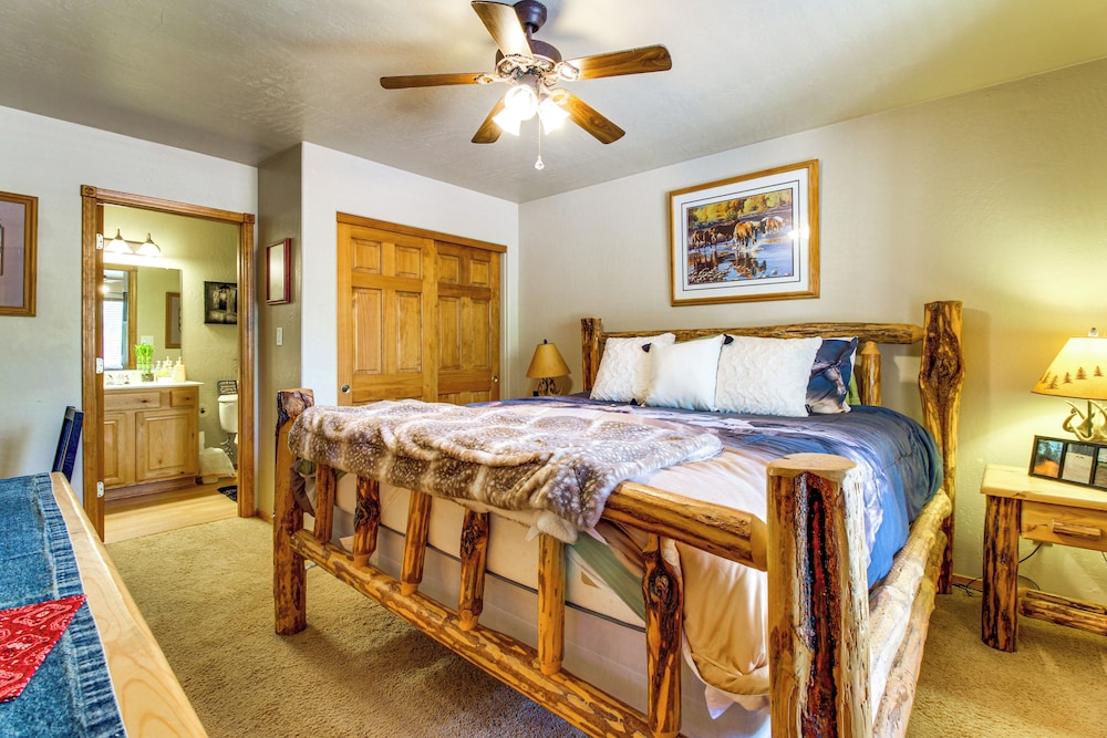 Near Hiking Trails: Heber-overgaard Haven w/ Deck!