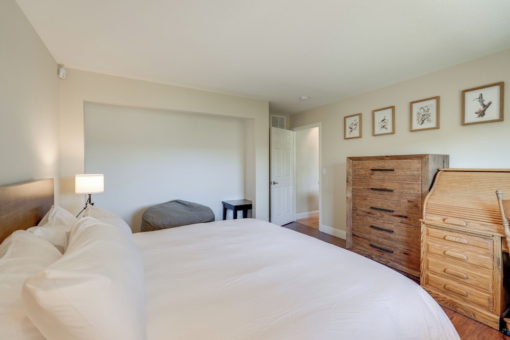 Hot Tub + Game Room: Family Retreat in Groveland!