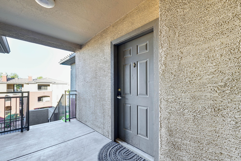 Walk to Papago Park: Condo in Phoenix