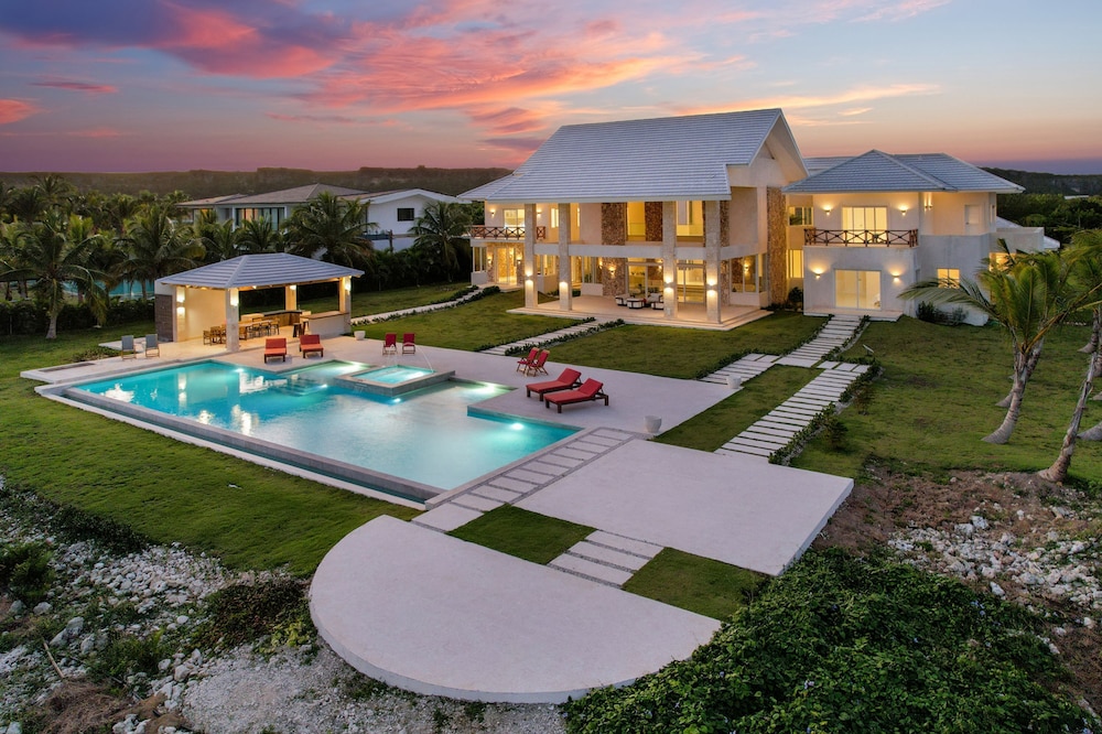 Stunning 6BR Villa With Ocean View in Cap Cana
